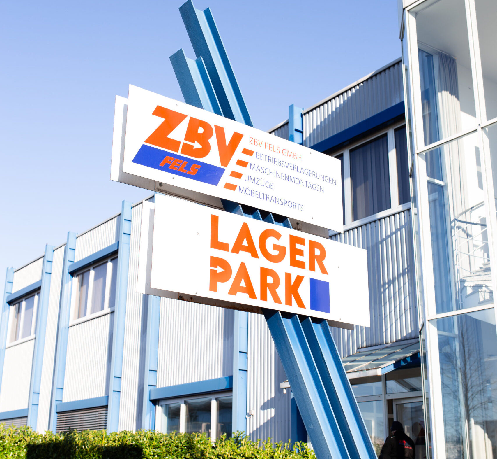 Firmenschild ZBV Fels GmbH Lagerpark vor modernem Bürogebäude