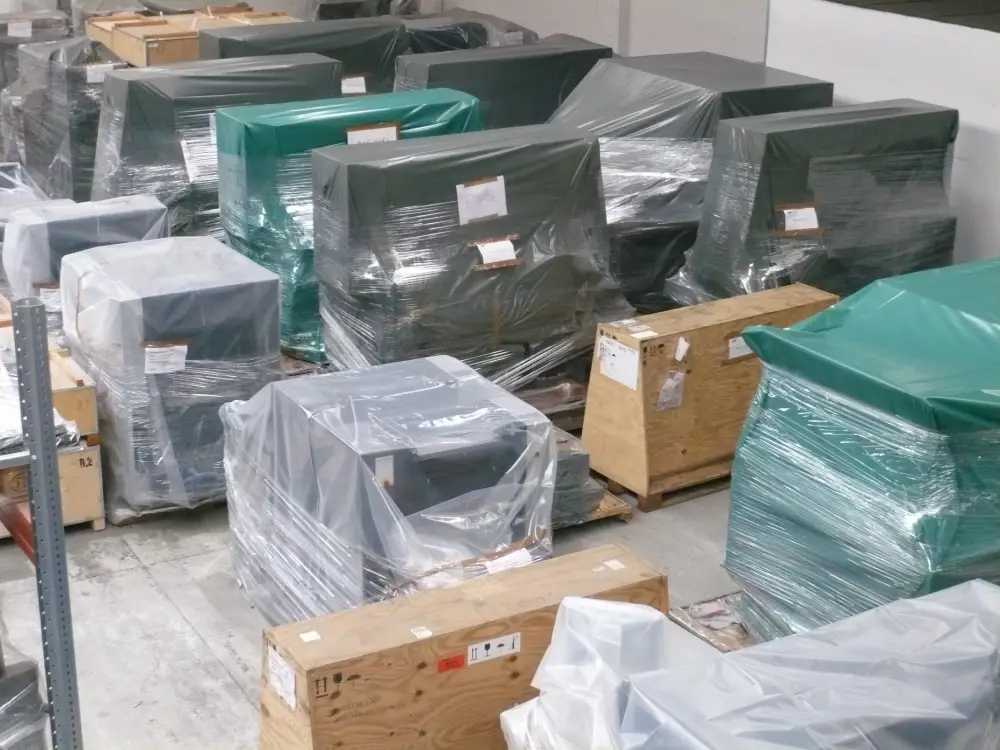Verpackte Maschinen und Geräte in einer Lagerhalle.